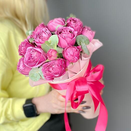 Rosas de peonía de Misty Bubbles con eucalipto