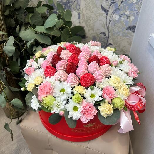 Подарочная коробка с цветами и клубникой ️