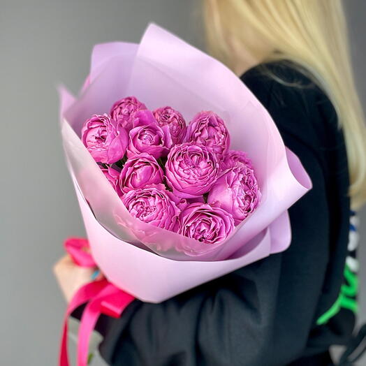 Cumplido con rosas de peonía