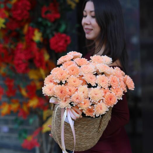 Корзина с персиковыми хризантемами M