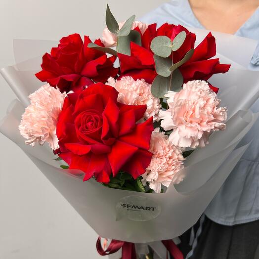 Букет из французских роз с кружевными диантусами размер M