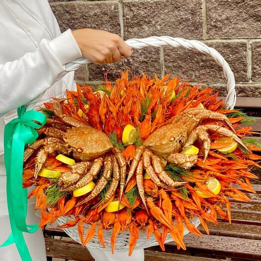 Огромная корзина с раками и крабами