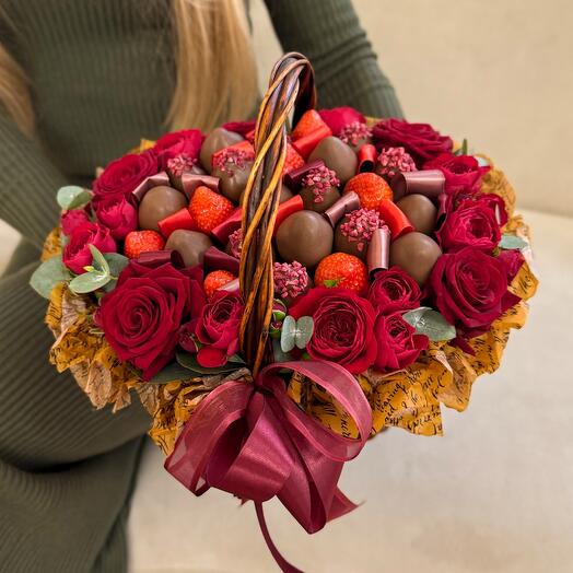 Корзина с красными цветами и клубникой