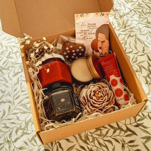 Подарочный набор "Любовь и забота" для женщины на день рождения, праздник, юбилей с чаем,шоколадом,медом,свечами и кремом
