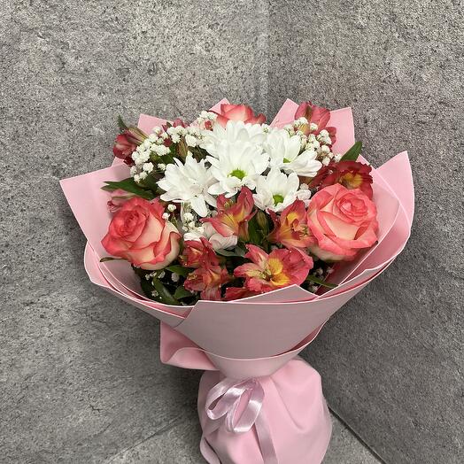 Bouquet of roses and alstroemeria