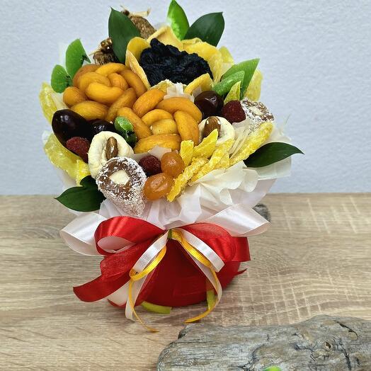 Сухофрукты в коробе