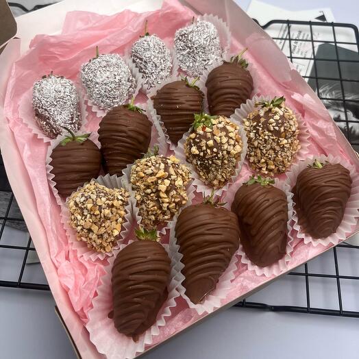Set of 16 strawberries in milk chocolate