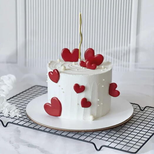 Valenitine day cake with red hearts