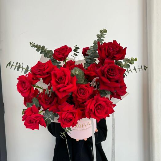 Раскрытые красные розы в коробке