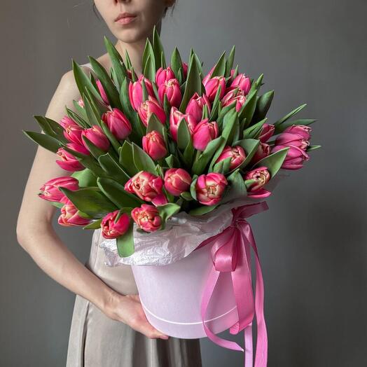 Пионовидные тюльпаны в шляпной коробке