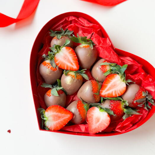 Corazón de fresa en chocolate el 8 de marzo para la novia, esposa, amada