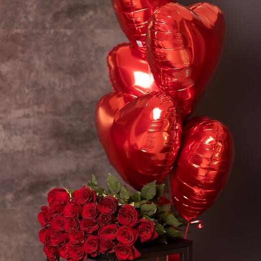 Rosas de calidad Premium en un lujoso tono rojo y un montón de bolas en forma de corazón
