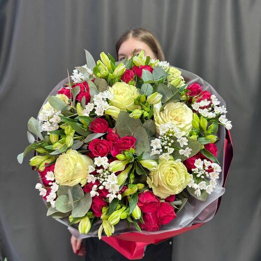 Стильный букет с розами и альстромерией