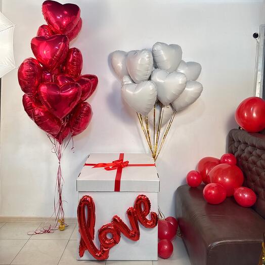 Подарок любимой , коробка love и фольгированные сердца