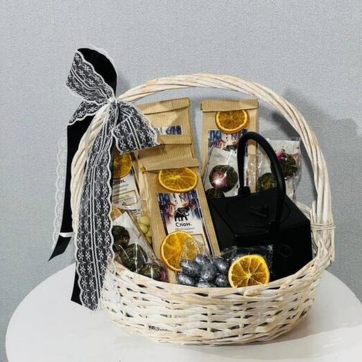Чайная композиция с чугунным чайником в корзине