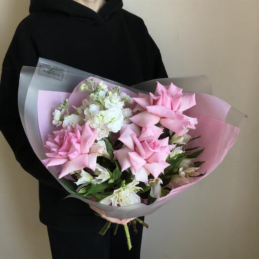 Букет ароматный с матиолой и розами