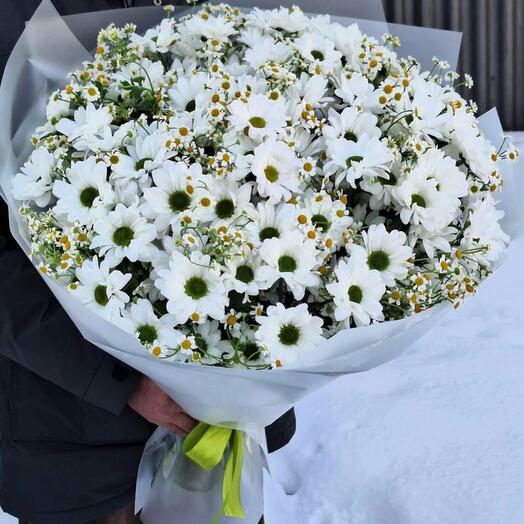 Букет ромашек и кустовых хризантем
