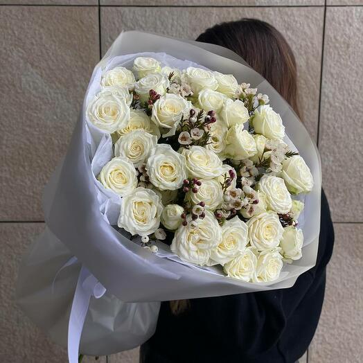 Букет с белыми кустовыми розами