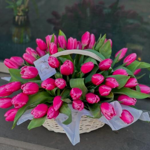 Корзина с тюльпанами💕