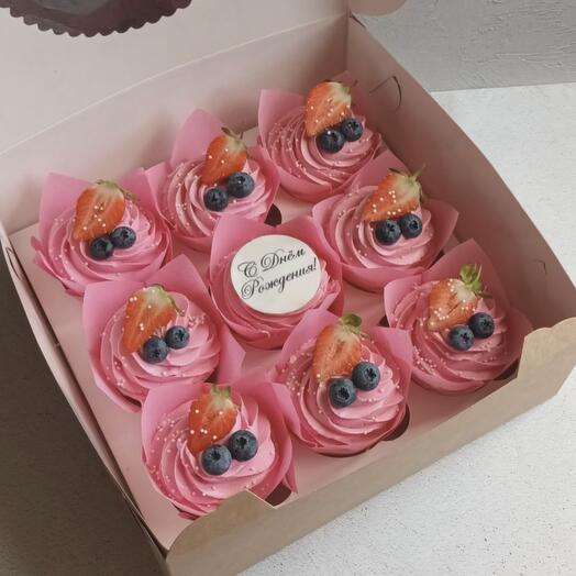 Капкейки с надписью и свежими ягодами