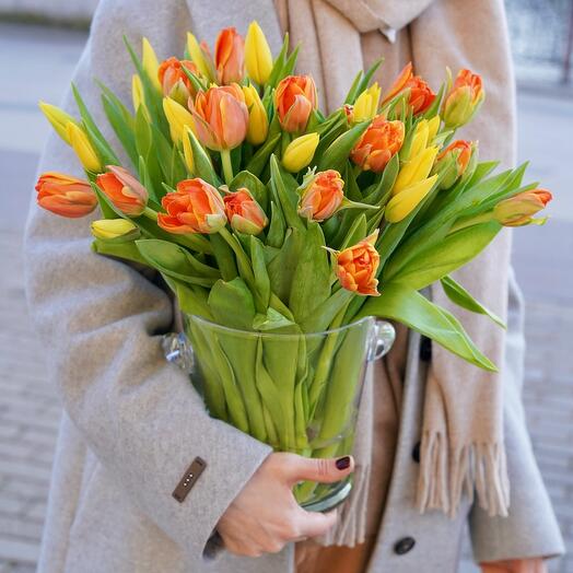 Композиция в вазе из 37 тюльпанов