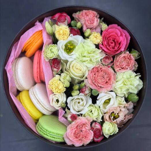 Цветы и макарон в круглой коробке
