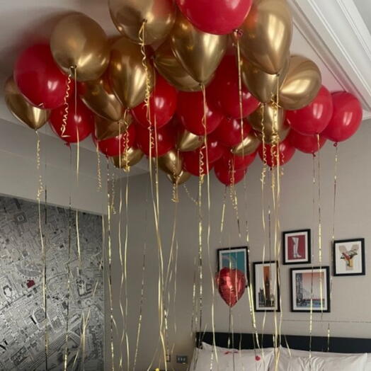 Conjunto de bolas bajo techo 35 piezas de oro, rojo. Set of helium balloons under ceiling 35 pcs gold, red