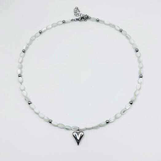 Колье из перламутра с кулоном сердечко