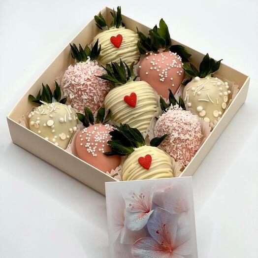 Клубника в белом шоколаде в квадратной коробочке