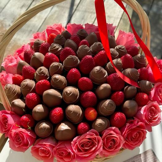 Корзина с клубникой и цветами Amore