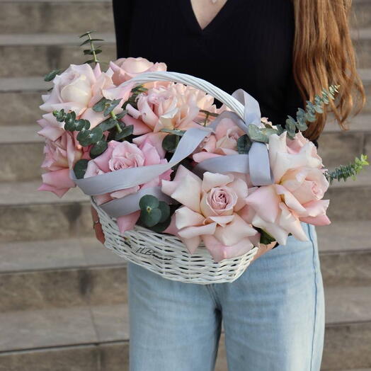 Корзина с французскими розами