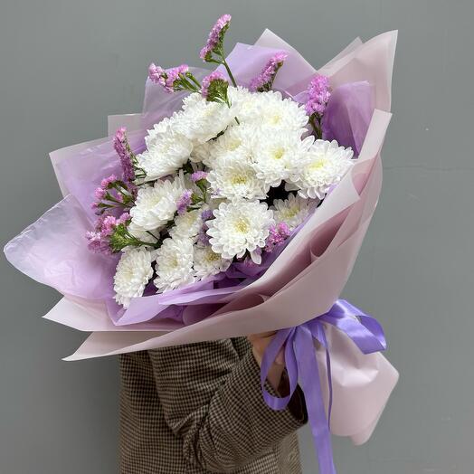 Magnificent bouquet with chrysanthemum and statice