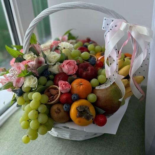 Фруктовая корзина , украшенная цветами