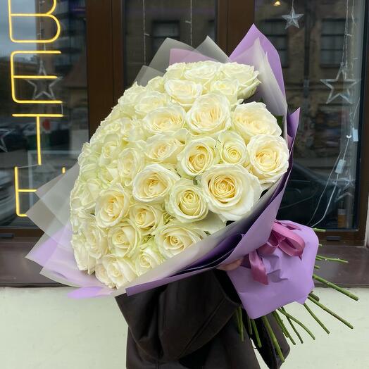Букет из 51 белой розы в упаковке