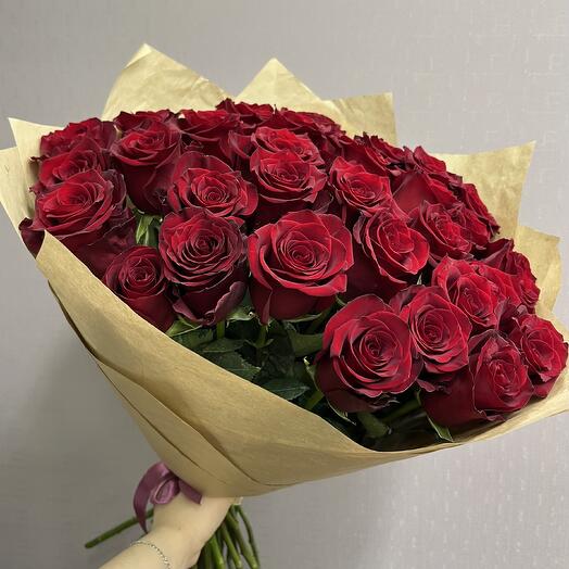 35 Эквадорских роз в крафте