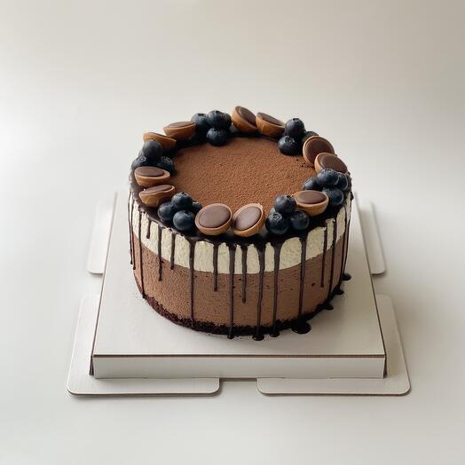 Муссовый торт «Три шоколада» с голубикой и Toffifee