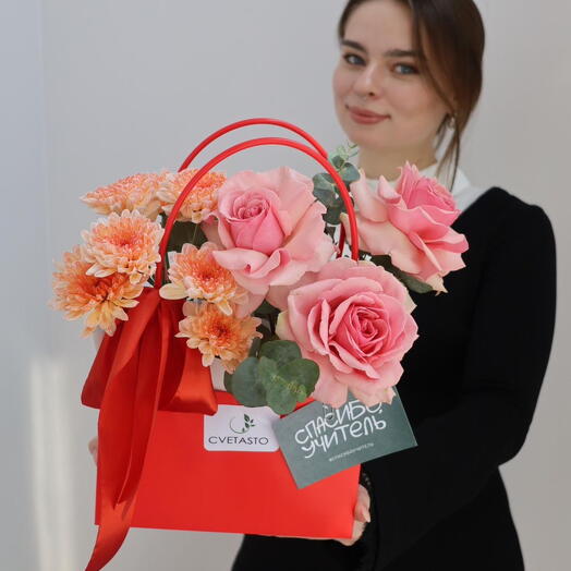 Яркая сумочка с розами и хризантемой