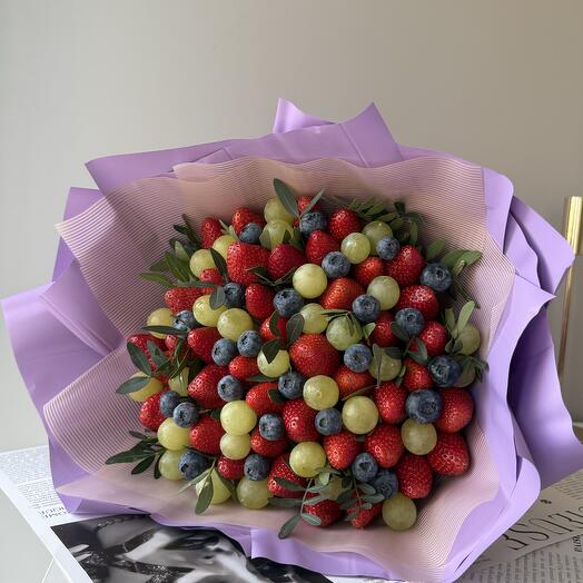 Букет из клубники, винограда и клубники