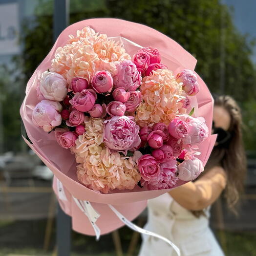 Самый желанный букет с пионами и пионовидными розами