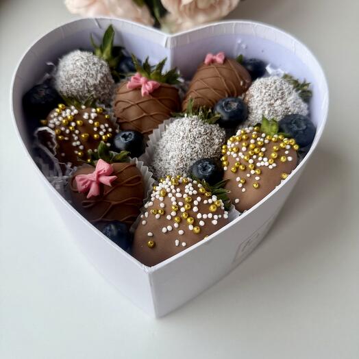 Клубника в шоколаде с голубикой 🍓