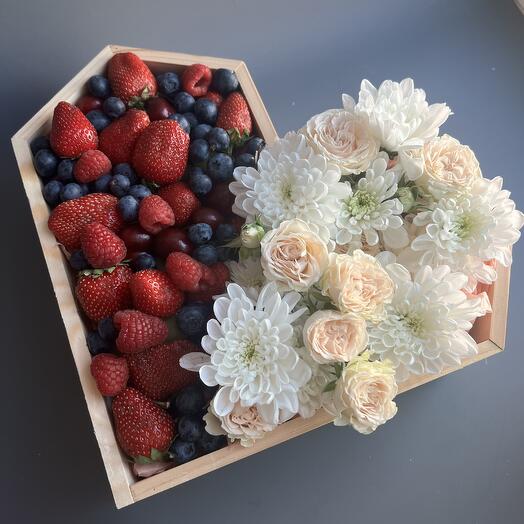 Heart with berries and flowers (L)