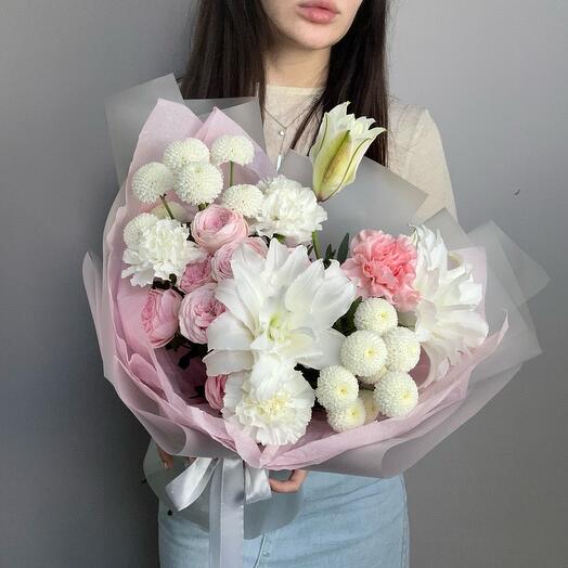 Букет с лилией, хризантемой, диантусом, кустовой розой