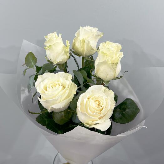 5 white roses