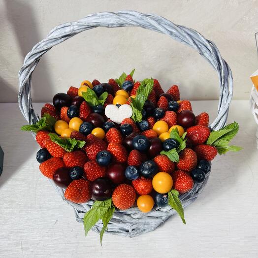 Корзина из клубники , черешня , физалис и голубика