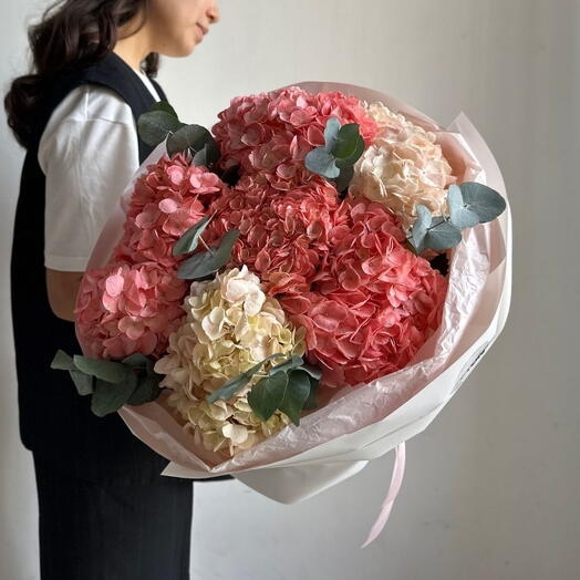 Букет "7 пышных гортензий с эвкалиптом"
