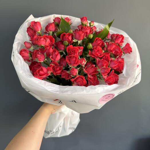 Букет из красных кустовых роз  чери 🌹