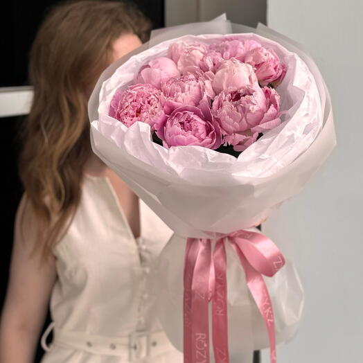 Стильный букет из 9 пионов