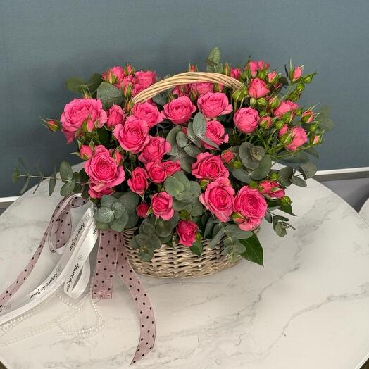 Корзина с кустовыми розами 🌸