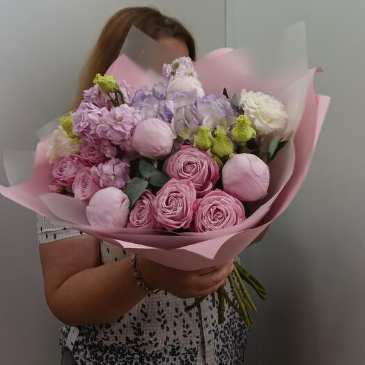 Букет пион, гортензия, маттиола, кустовая роза, эустома