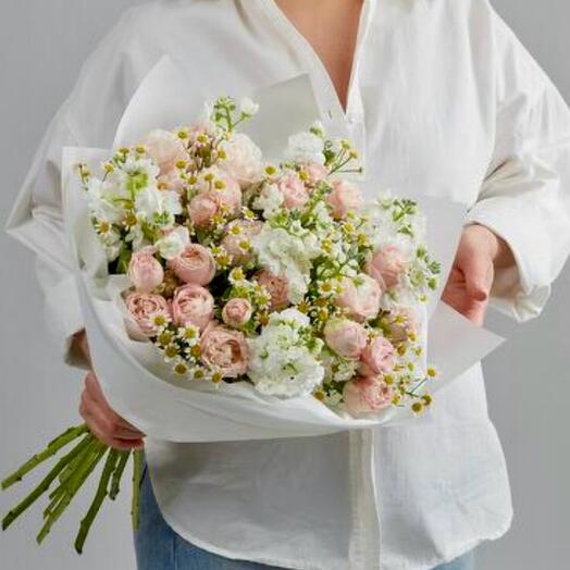 Нежный букет из кустовых роз, маттиолы и  ромашек